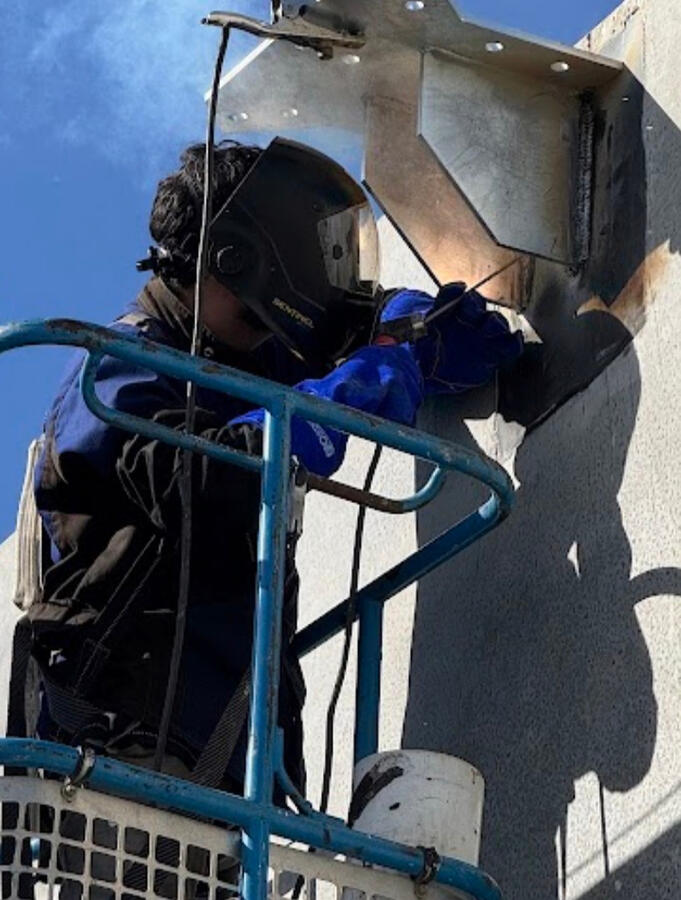 Onsite welding of a steel connection at height